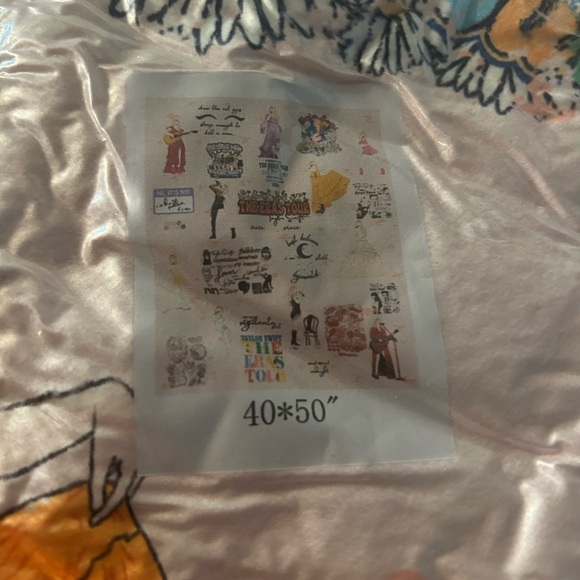 New in wrap Taylor Swift blanket - Picture 3 of 3
